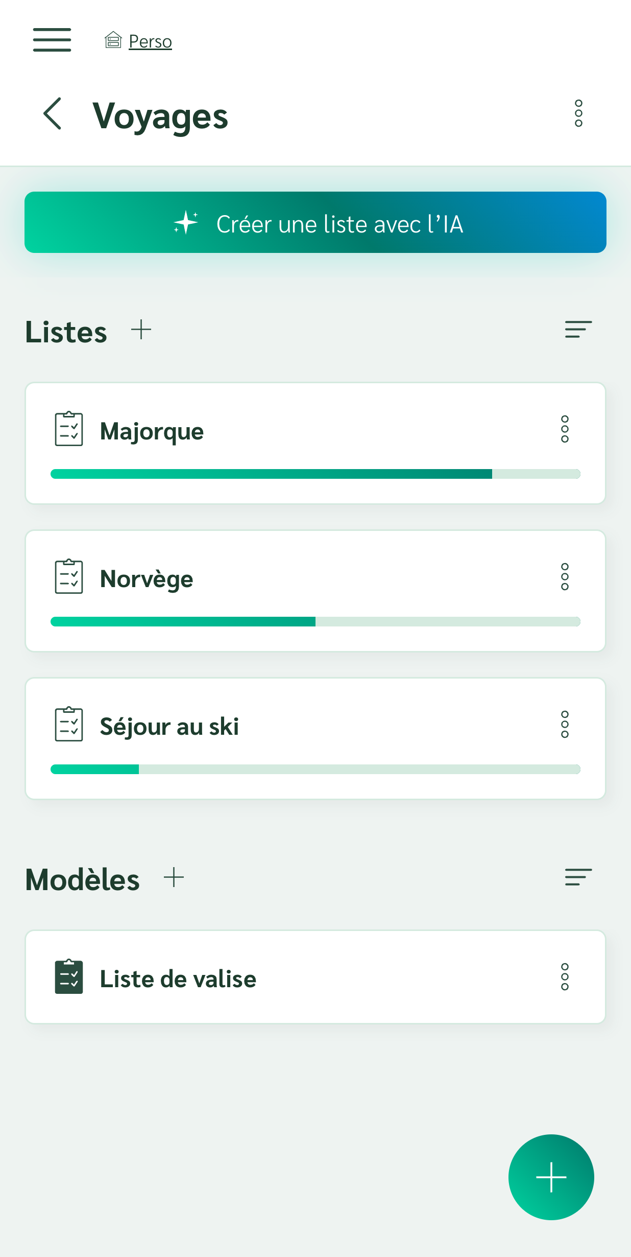Dossier avec un modèle de valise et trois voyages créés à partir de lui